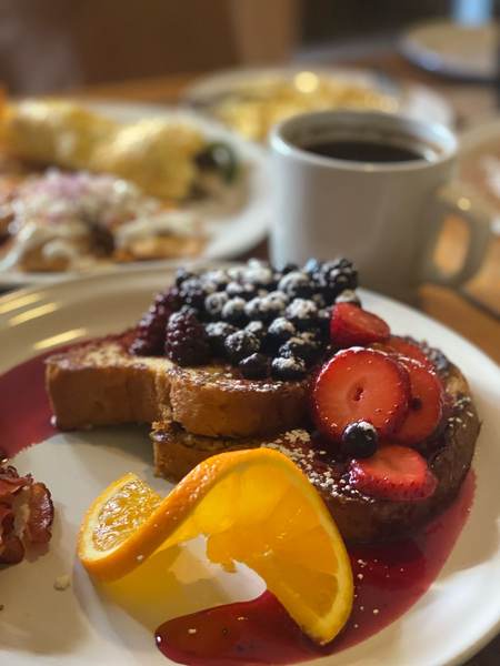 Pan francés con frutos rojos, parte del menú de brunch en Tepic